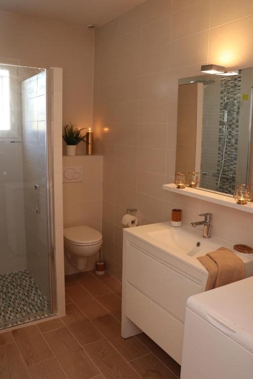 Salle de bain privative de la Suite Royale avec douche à l'italienne