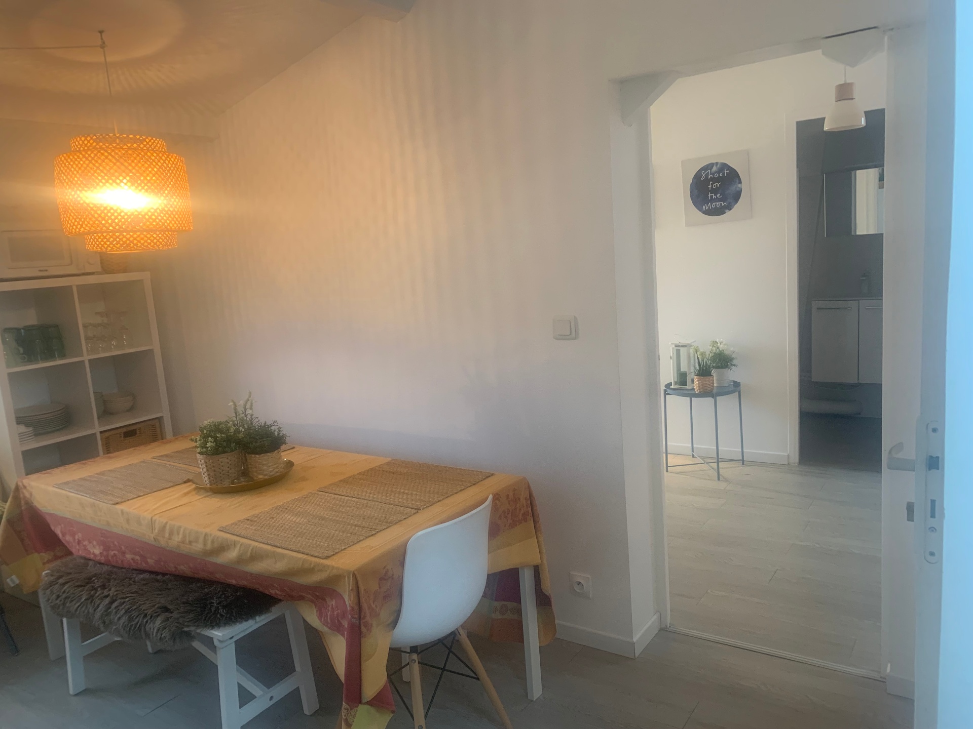 Salle à manger du F3 Combles ouverte vers l'entrée