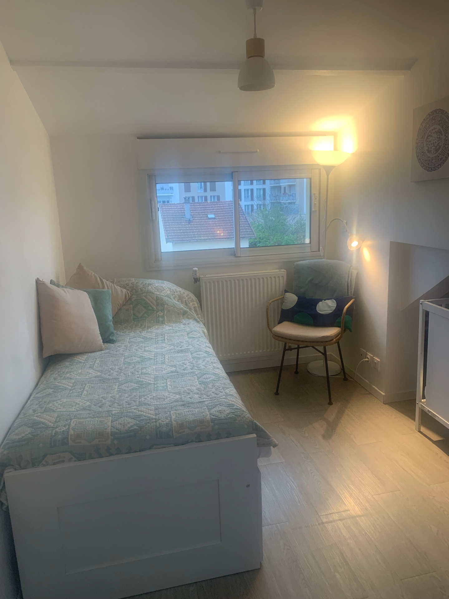 Chambre simple du F3 Combles avec lit une place et fauteuil