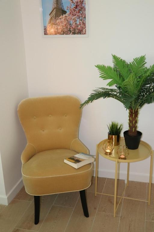 Coin lecture de la Suite Royale avec fauteuil velours et déco Paris