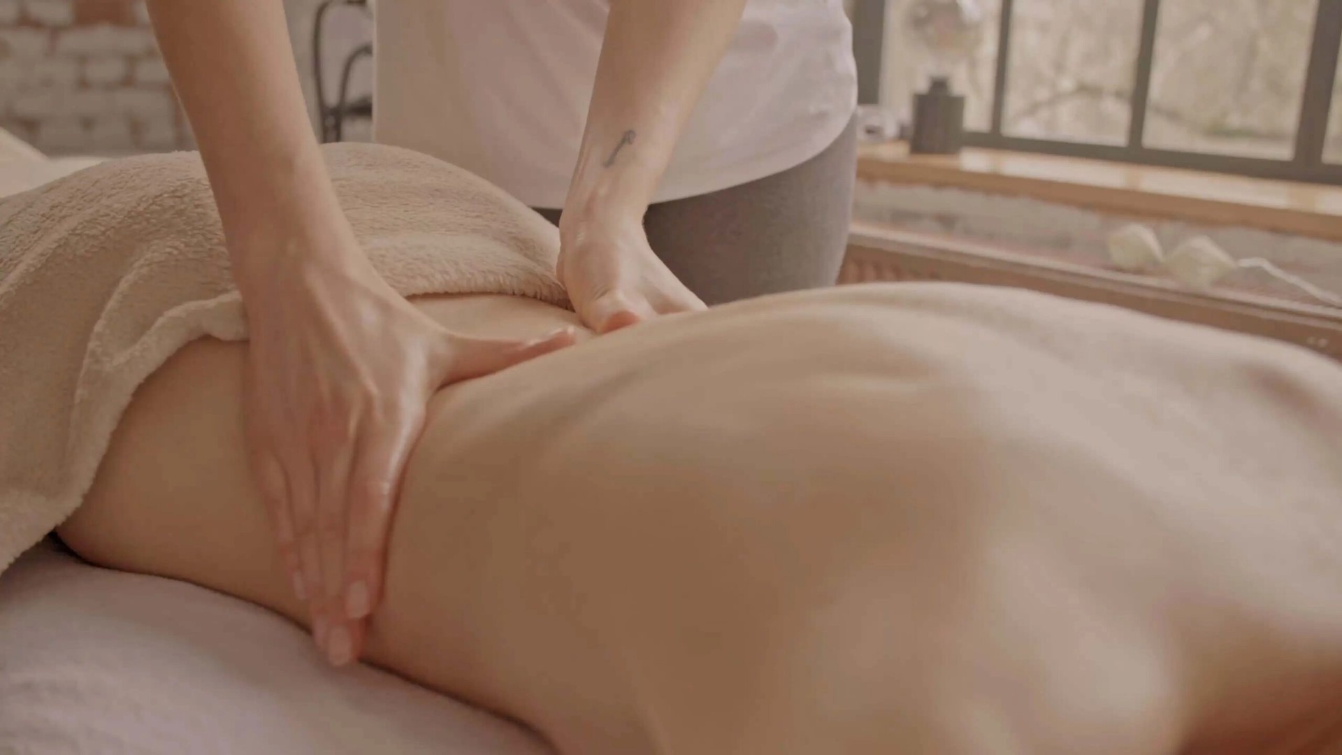 Massage dos au salon YoFi by Shirli