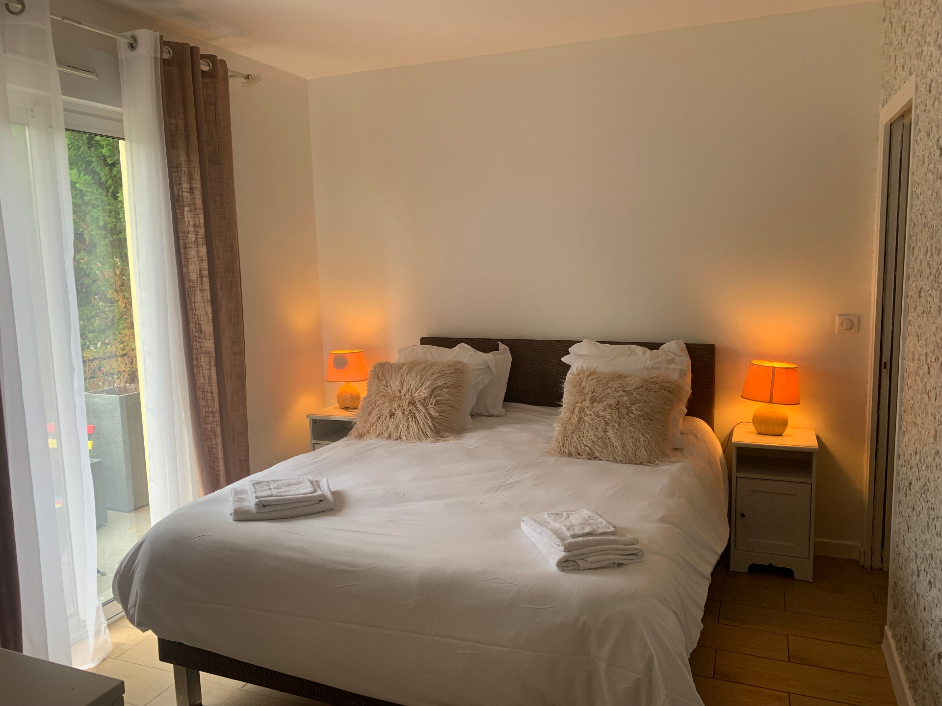 Seconde chambre double du F3 rez-de-jardin avec lampes de chevet